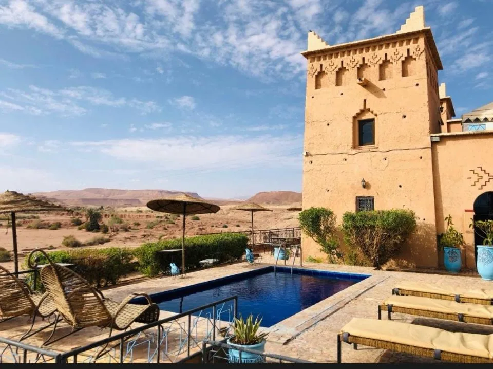 Alojamiento tipo kasbah con piscina frente al desierto
