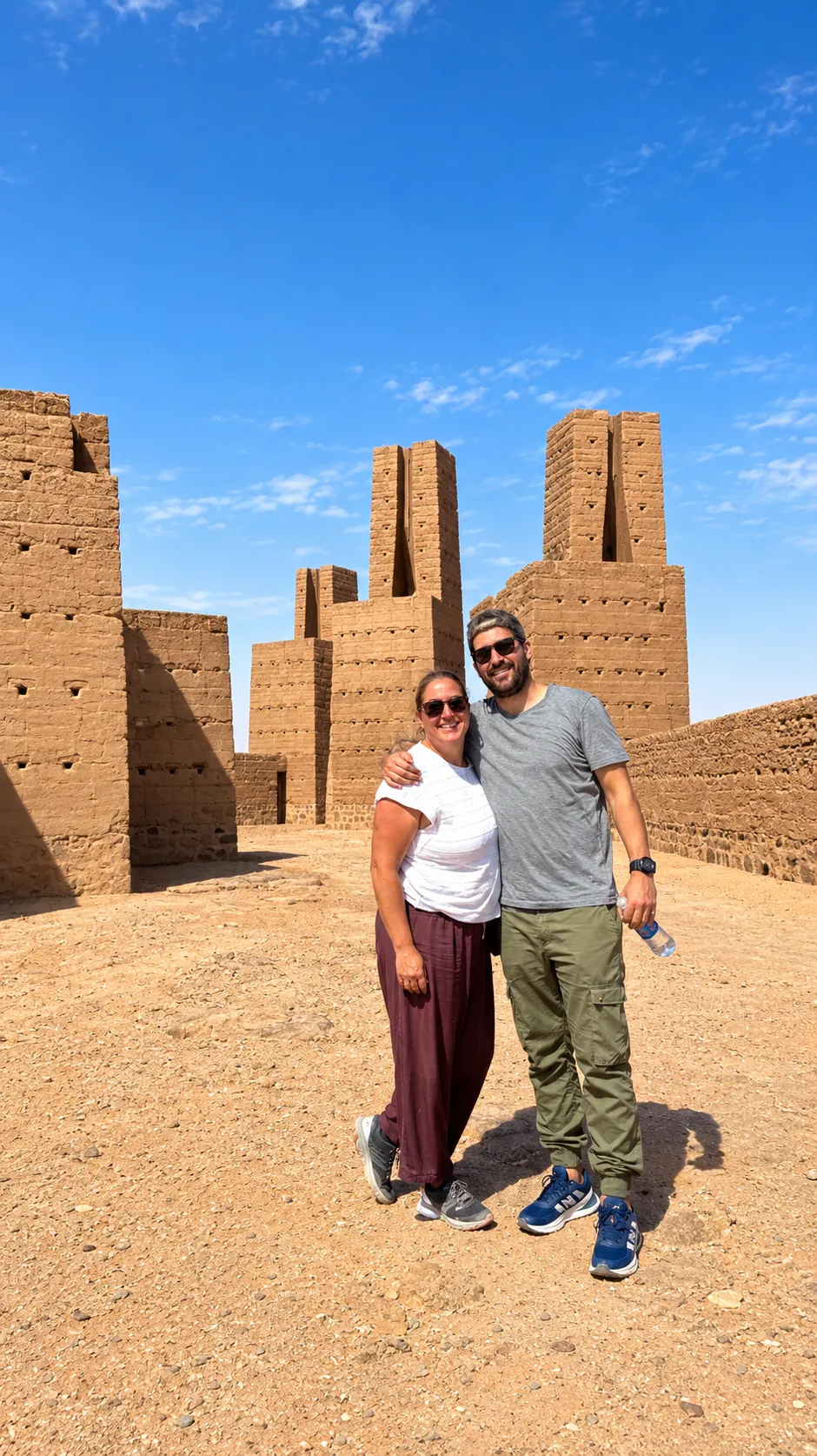 Elsa y Moha frente a las torres de adobe de una kasbah tradicional