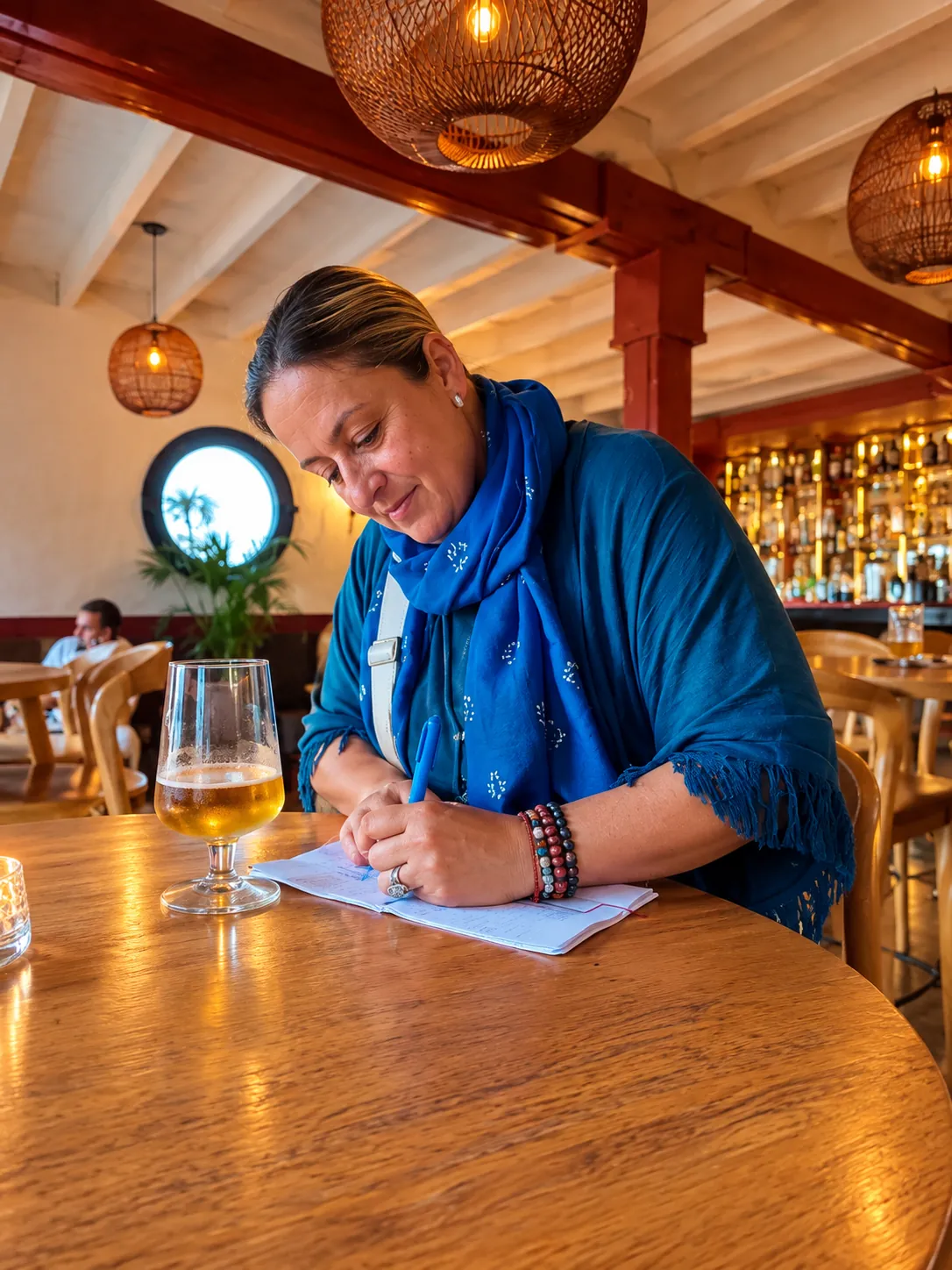 Elsa escribiendo y planificando una ruta de viaje en su cuaderno