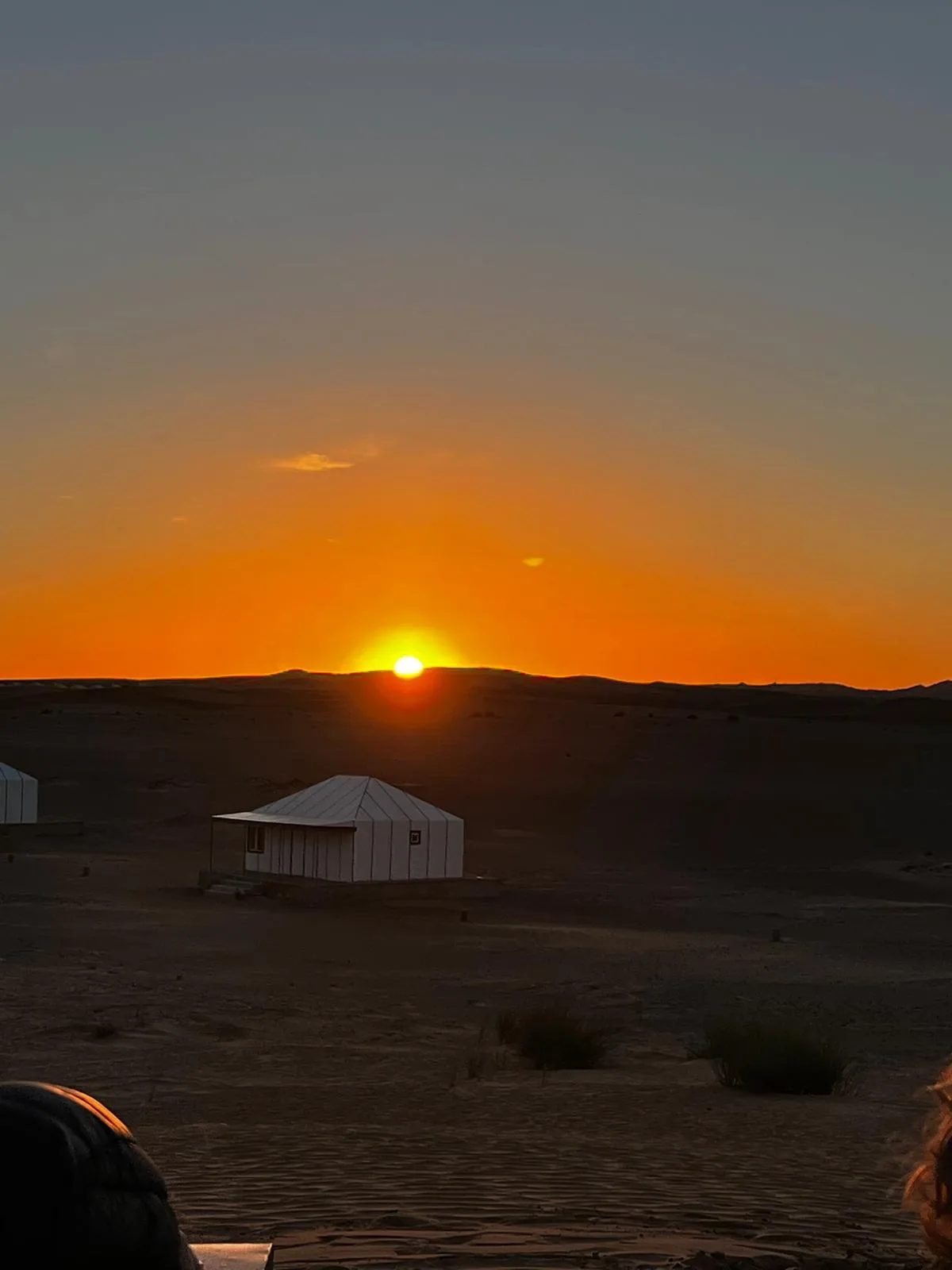 Jaima del campamento en el desierto al atardecer